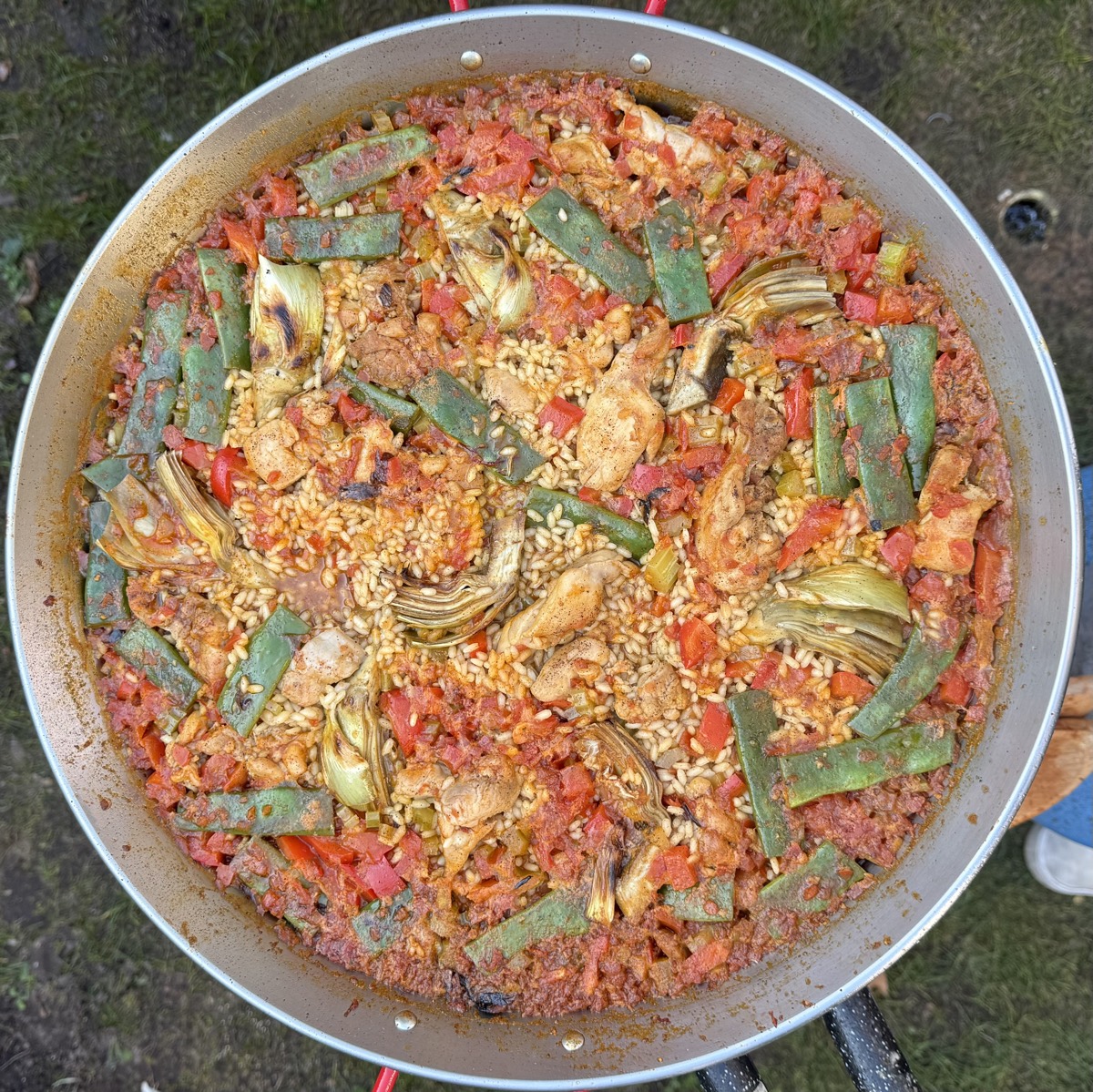 Paella met artisjok en kip van boven