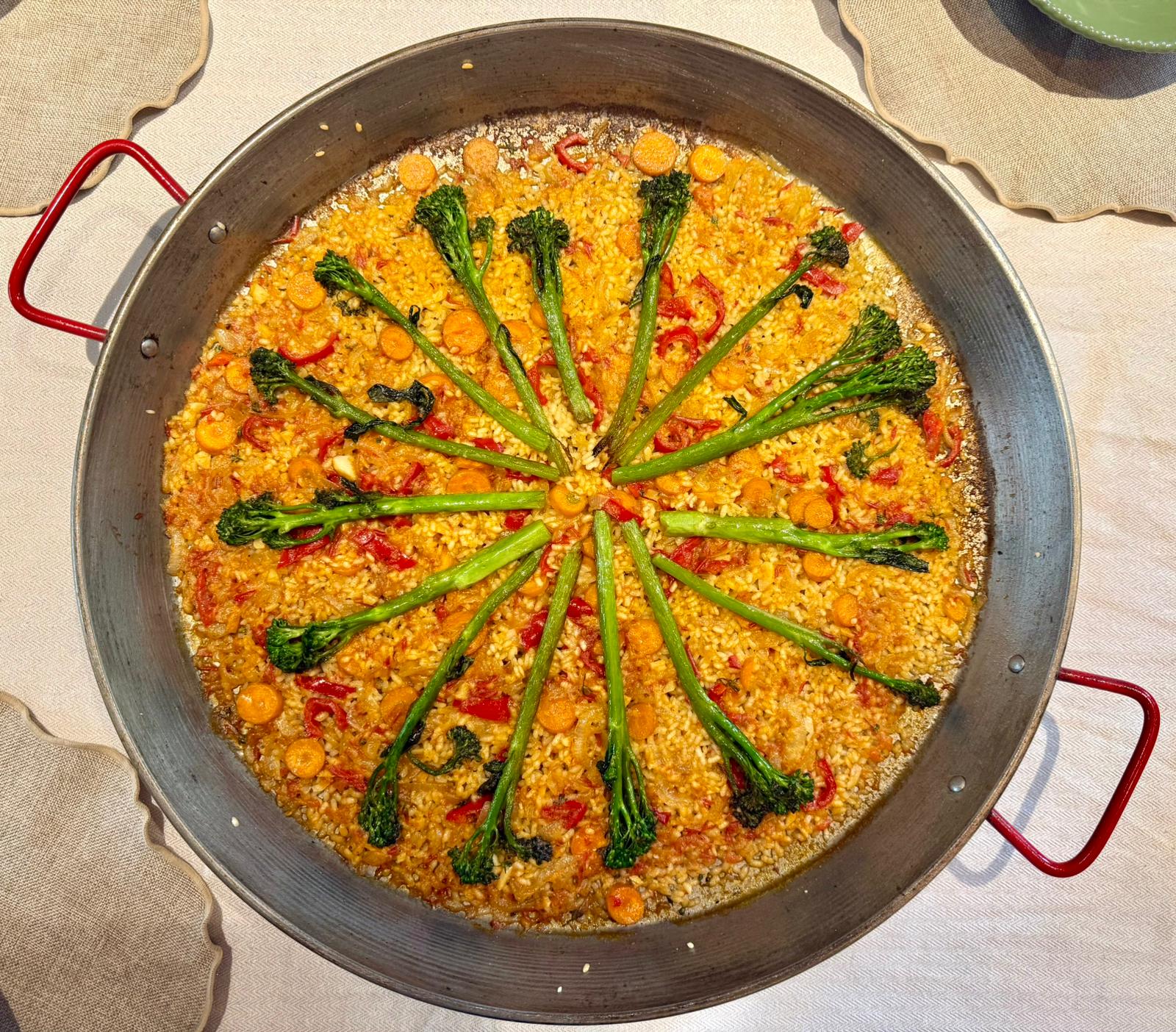 Paella Vegetariana met bimi, paprika en wortel
